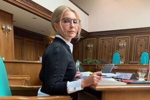 Политик выбрала для выхода в свет костюм, состоящий из юбки и пиджака