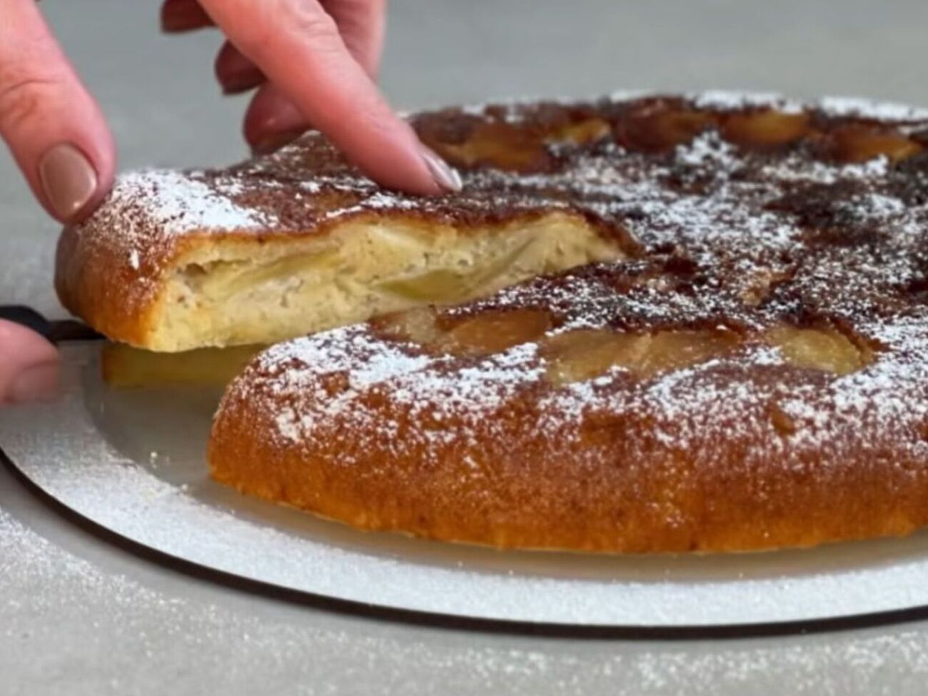 Готуйте пиріг на слабкому вогні приблизно 50 хвилин