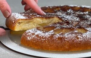 Готуйте пиріг на слабкому вогні приблизно 50 хвилин