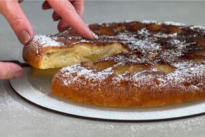 Готовьте пирог на слабом огне около 50 минут