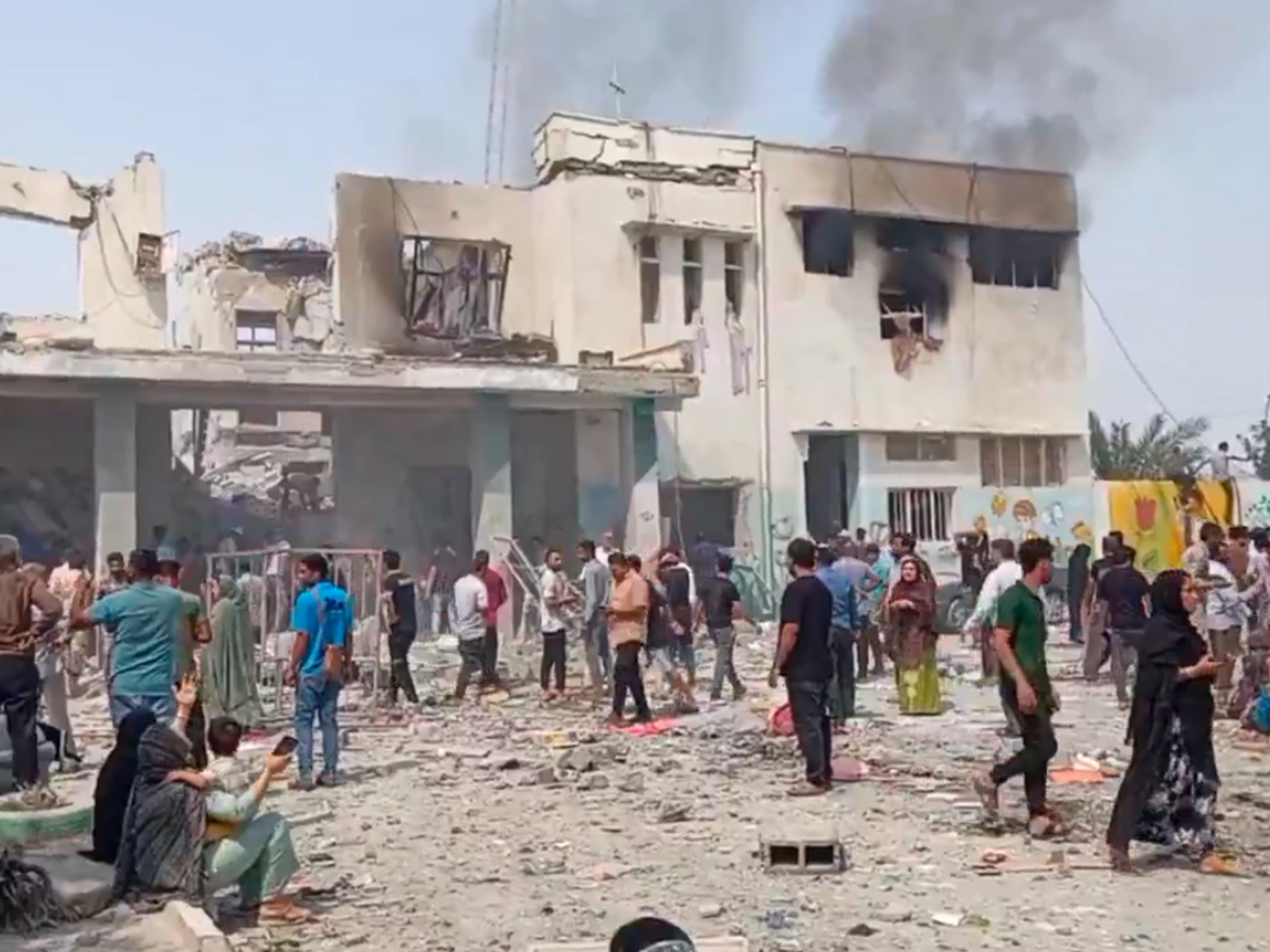 53 ученика находятся под завалами, говорят власти провинции