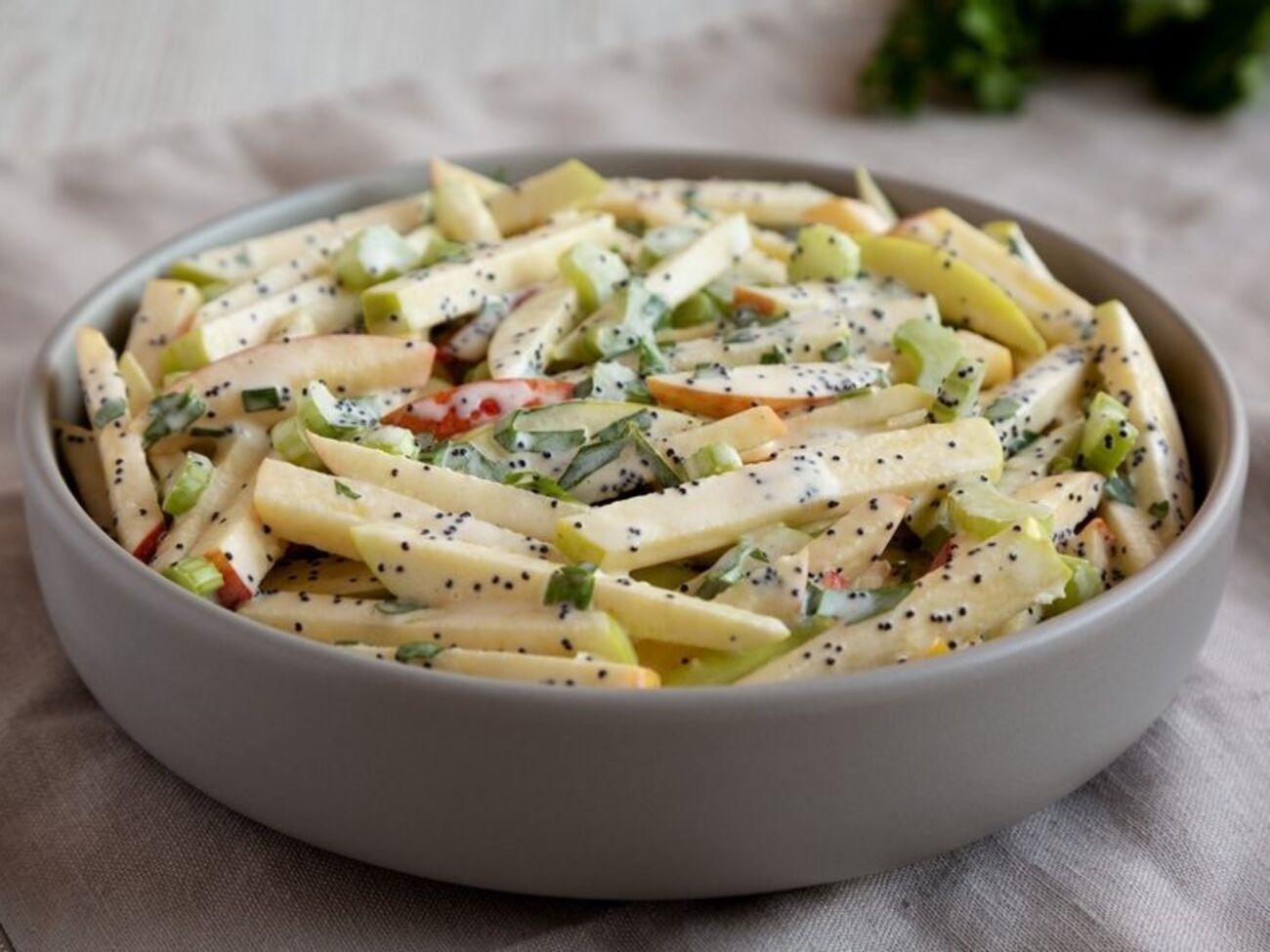 Салат заправляють йогуртом і гірчицею