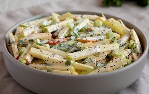 Салат заправляють йогуртом і гірчицею