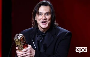 Як довго триває роман між Керрі та його новою коханою, невідомо