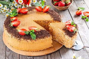 Для торта возьмите восемь вафельных коржей