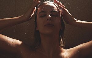 Душ у неяскравому освітленні має медитативну дію