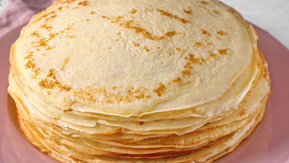 Блины нужно жарить на хорошо разогретой сковороде