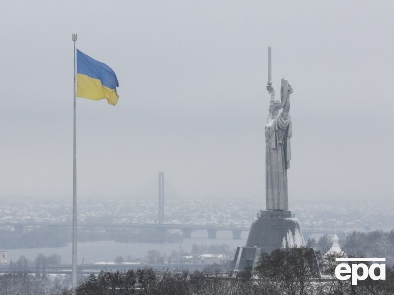 Пострадало здание у подножия фигуры