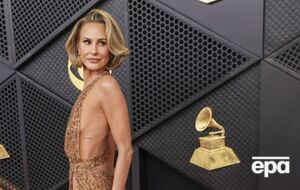 Келті Найт закликала бути менш критичними до себе і своєї зовнішності