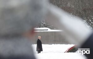 Путин уверенно держится на посту, считает Мур
