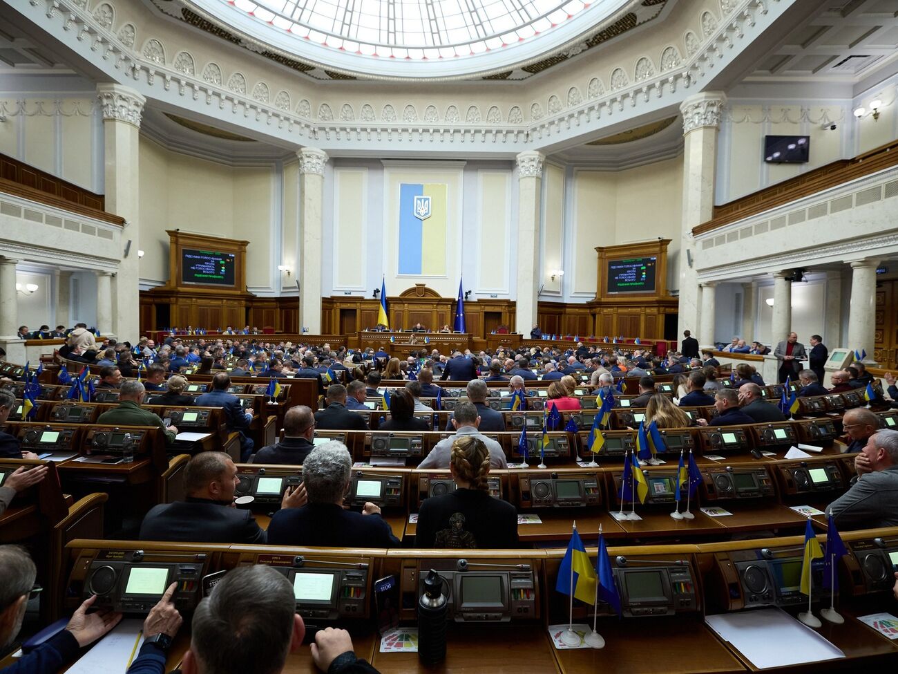 Парламент вернется к работе 10 февраля