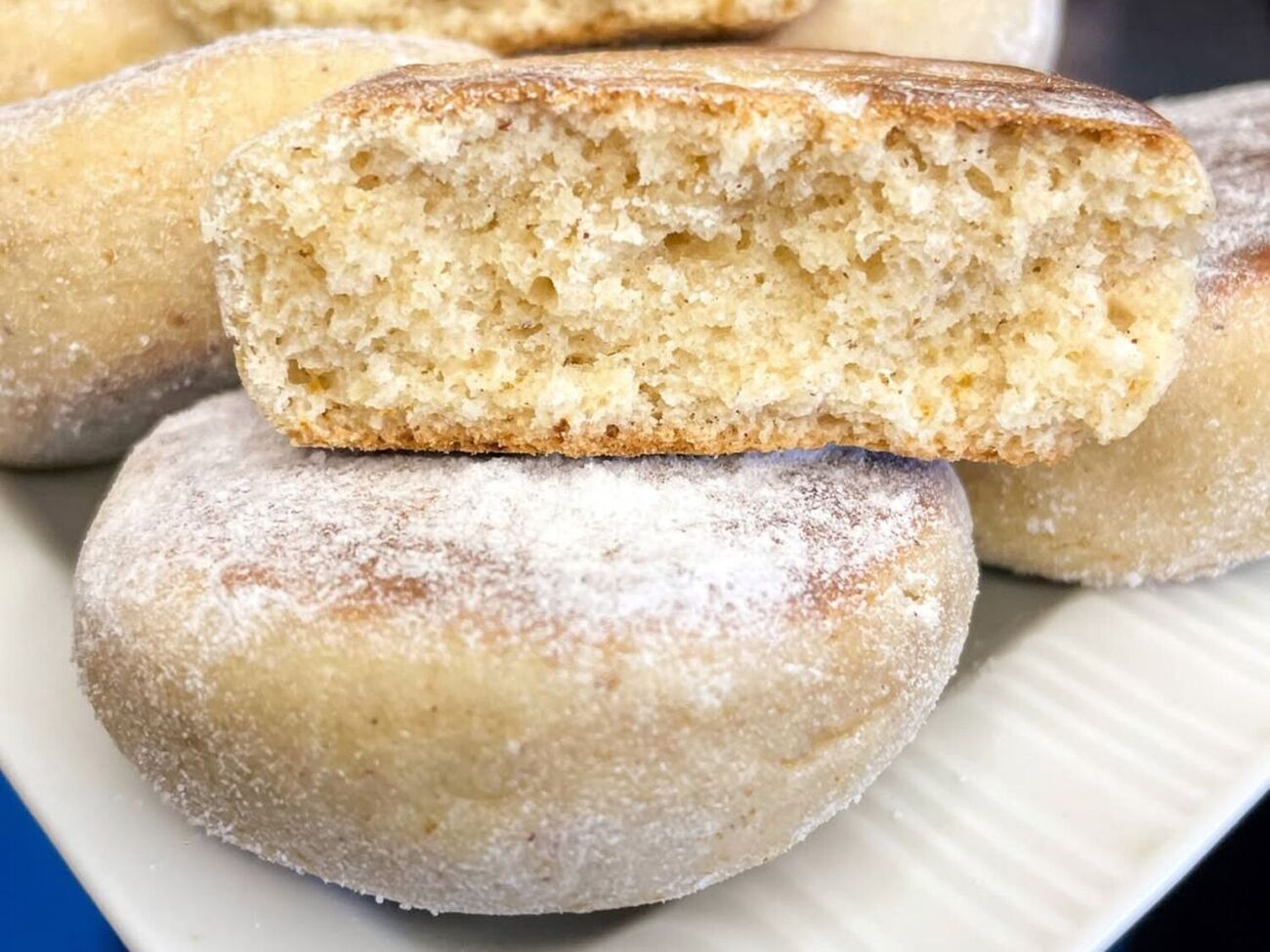 Пряники готуйте на сковороді під кришкою по шість хвилин із кожного боку