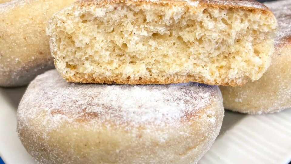 Пряники готовьте на сковороде под крышкой по шесть минут с каждой стороны