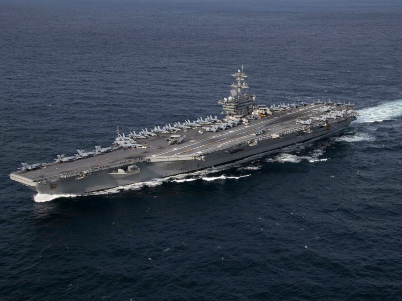 USS Abraham Lincoln во время инцидента находился в Аравийском море примерно в 800 км от побережья Ирана