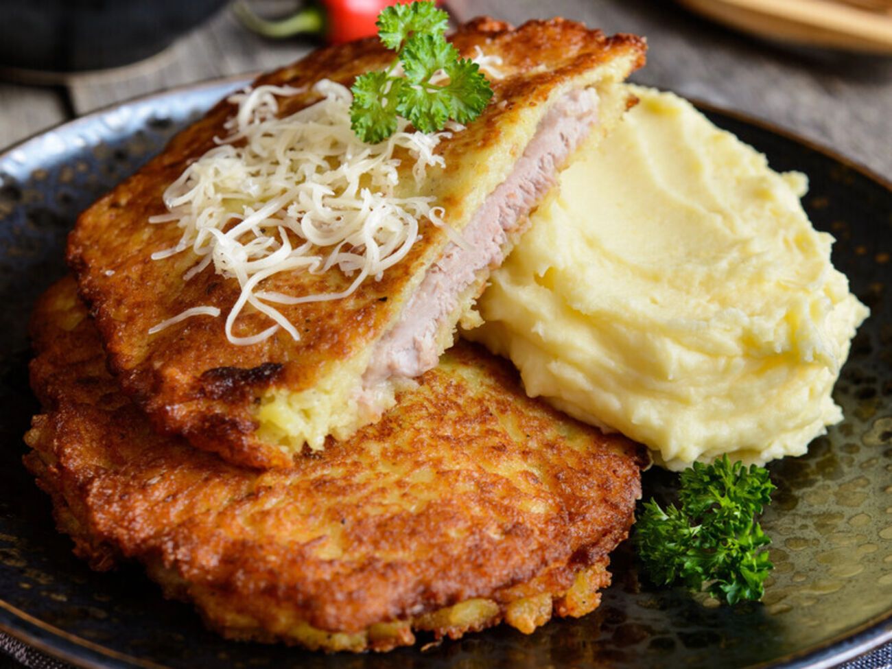 Для блюда возьмите 100 г панировочных сухарей