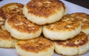 Для сирників візьміть 650 г кисломолочного сиру жирністю 9%