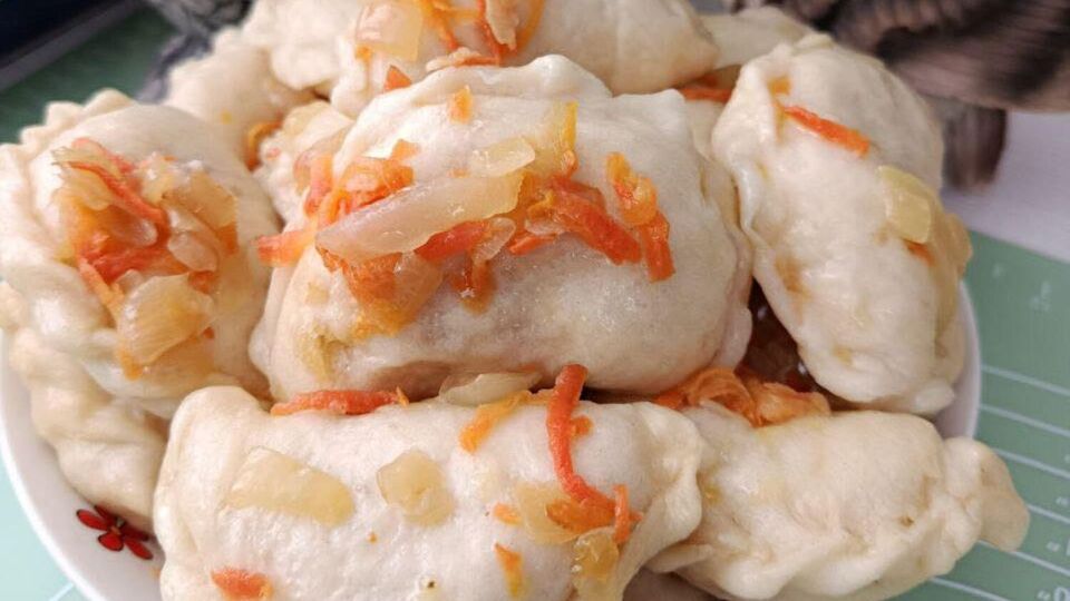 Заправьте готовые вареники зажаркой или растопленным сливочным маслом