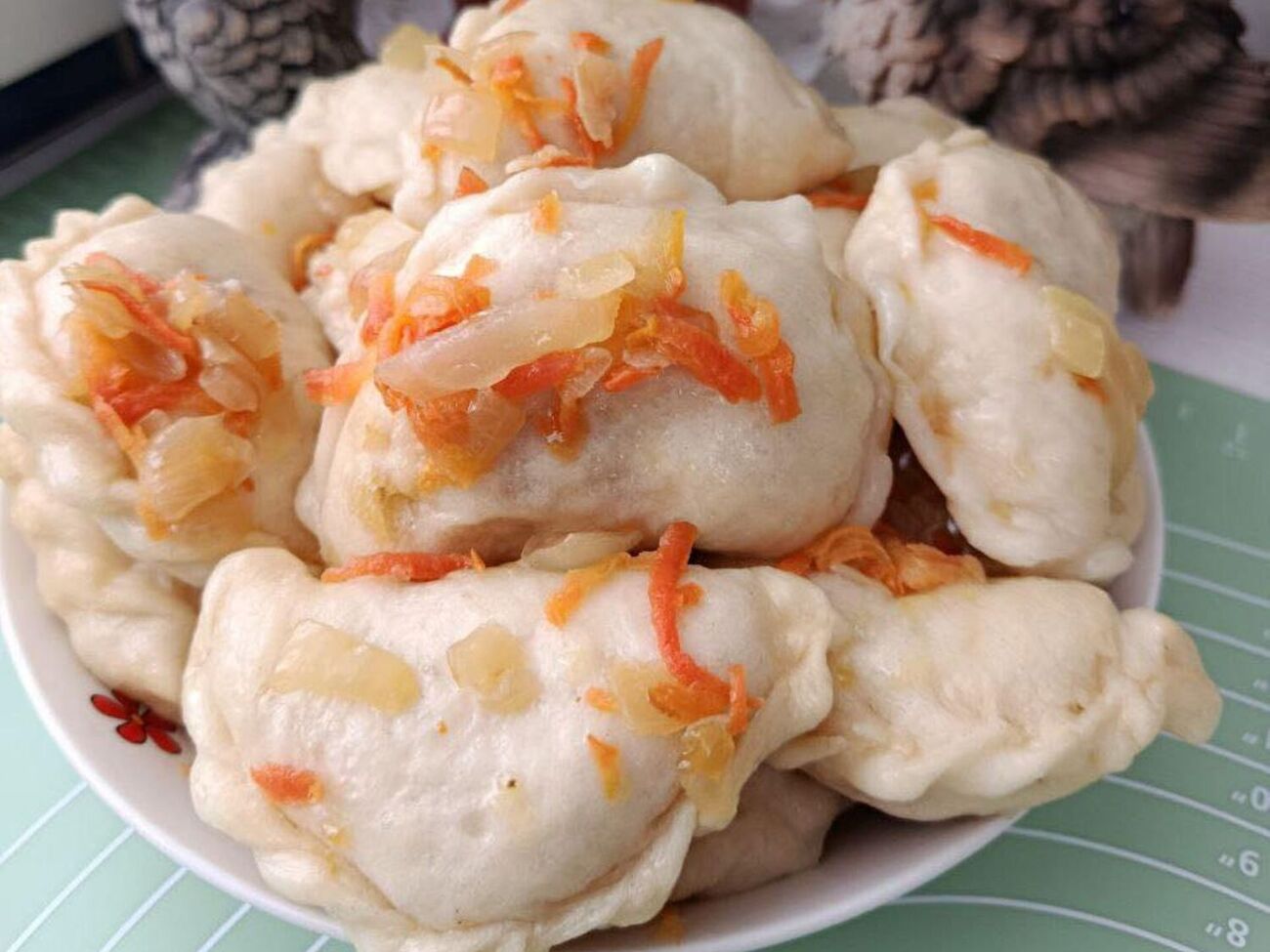 Заправте готові вареники засмажкою або розтопленим вершковим маслом