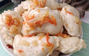 Заправте готові вареники засмажкою або розтопленим вершковим маслом