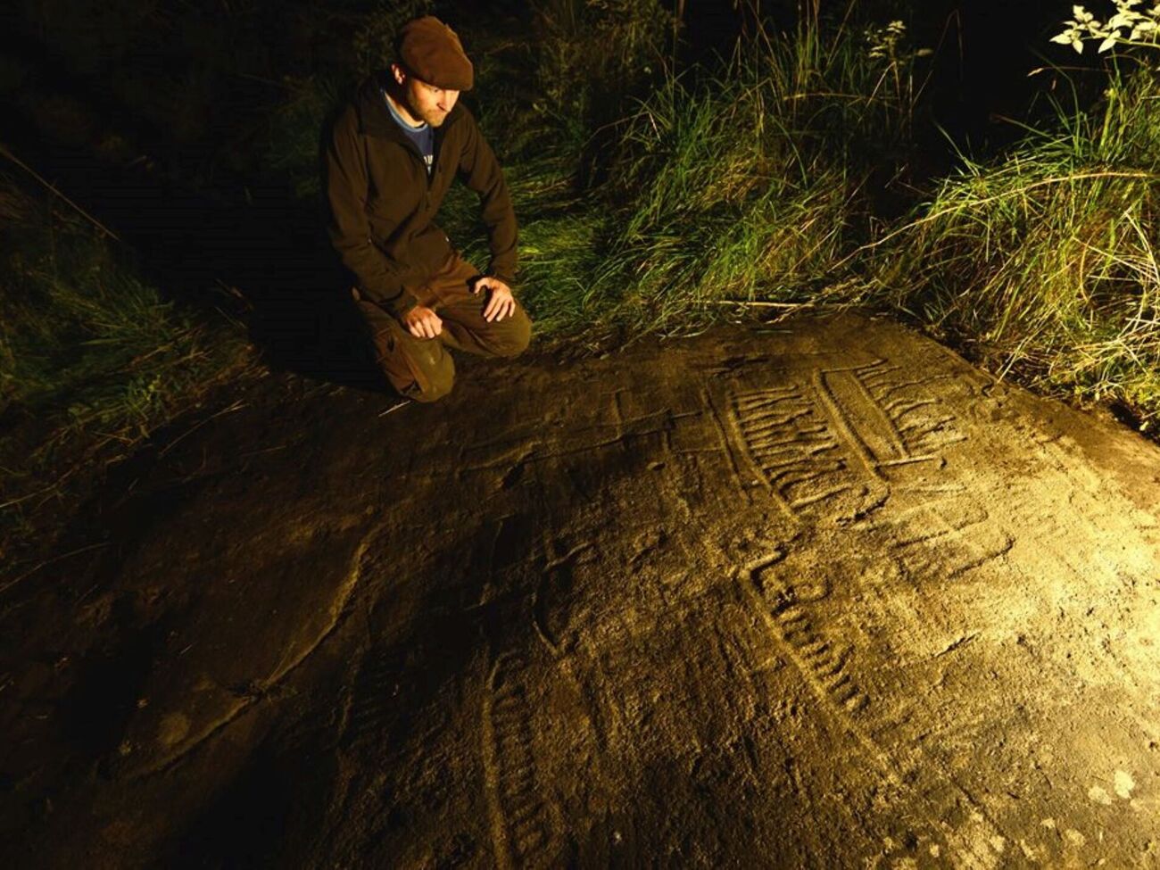 Фьельд обнаружил изображение судов, человеческих фигур, большого следа ступни и руки с пятью пальцами