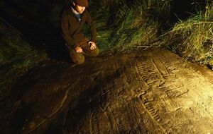 Фьельд обнаружил изображение судов, человеческих фигур, большого следа ступни и руки с пятью пальцами