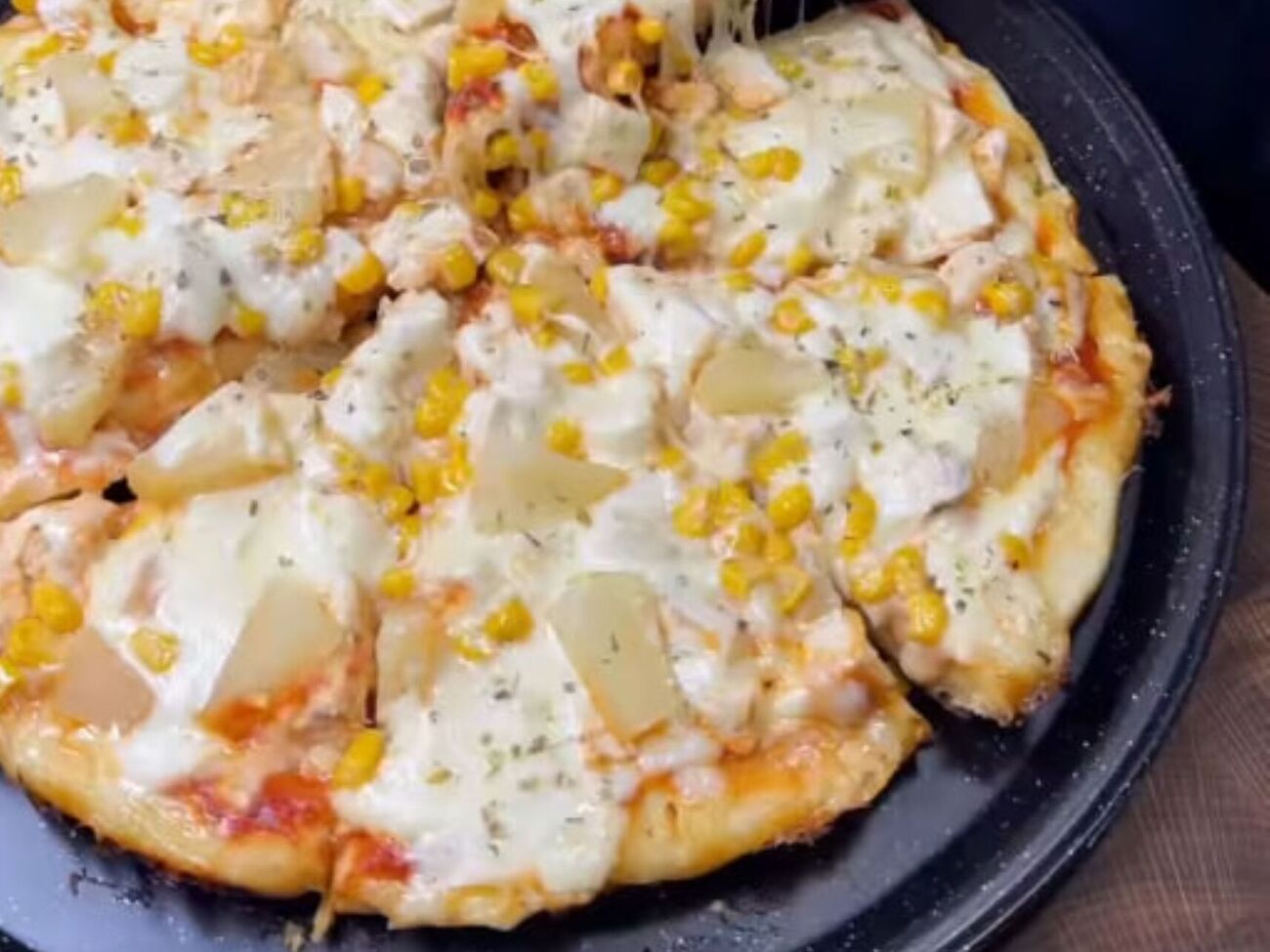 Готовьте пиццу на медленном огне до золотистой корочки сверху