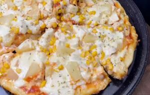 Готовьте пиццу на медленном огне до золотистой корочки сверху