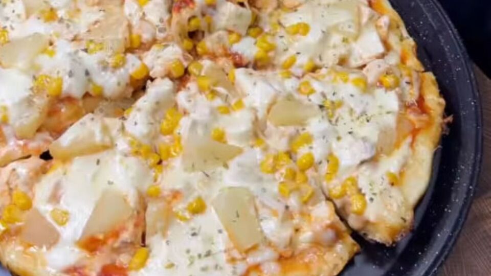 Готовьте пиццу на медленном огне до золотистой корочки сверху