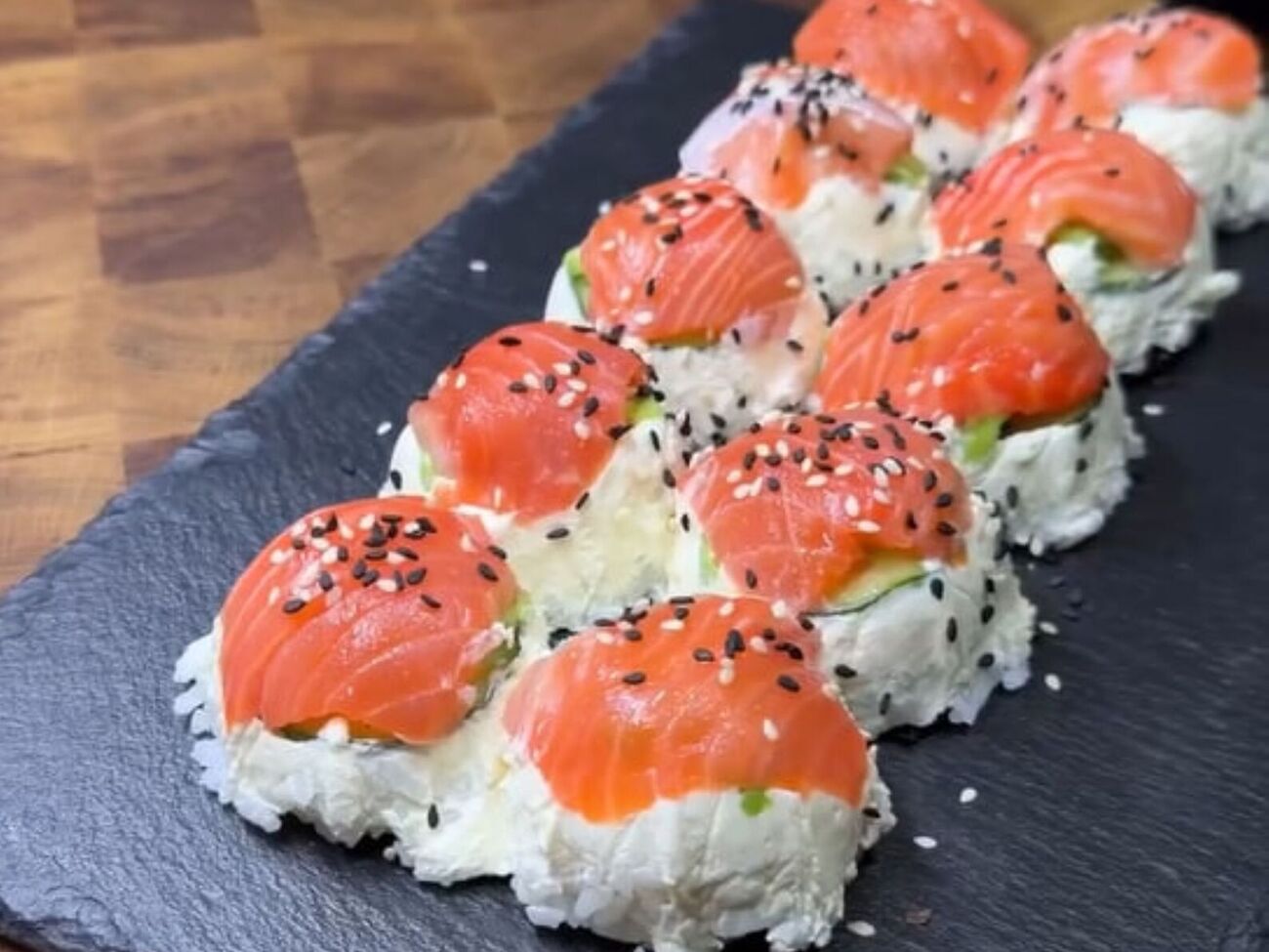 Для суши понадобятся рис, рыба, огурец и авокадо