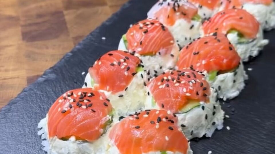 Для суши понадобятся рис, рыба, огурец и авокадо