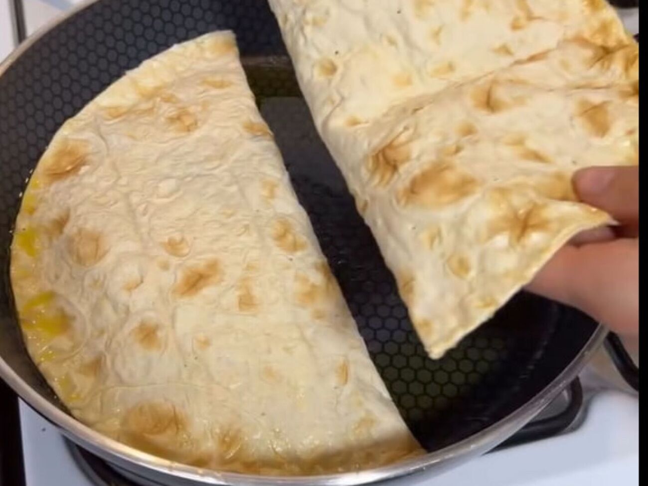 Края лаваша нужно смазать взбитым яйцом