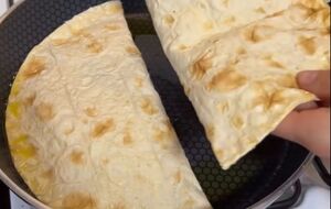 Края лаваша нужно смазать взбитым яйцом