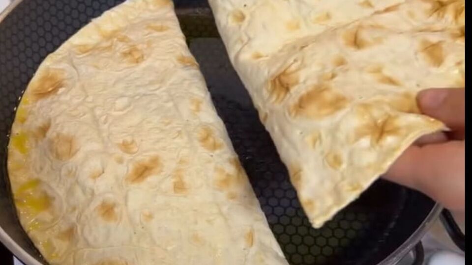 Края лаваша нужно смазать взбитым яйцом