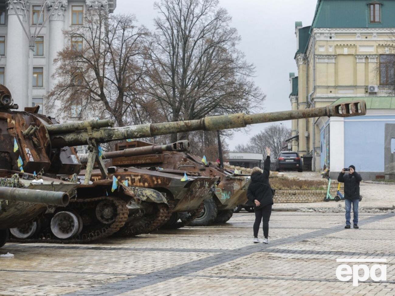 Третині жителів країни демократії досить