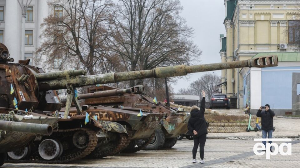 Третині жителів країни демократії досить