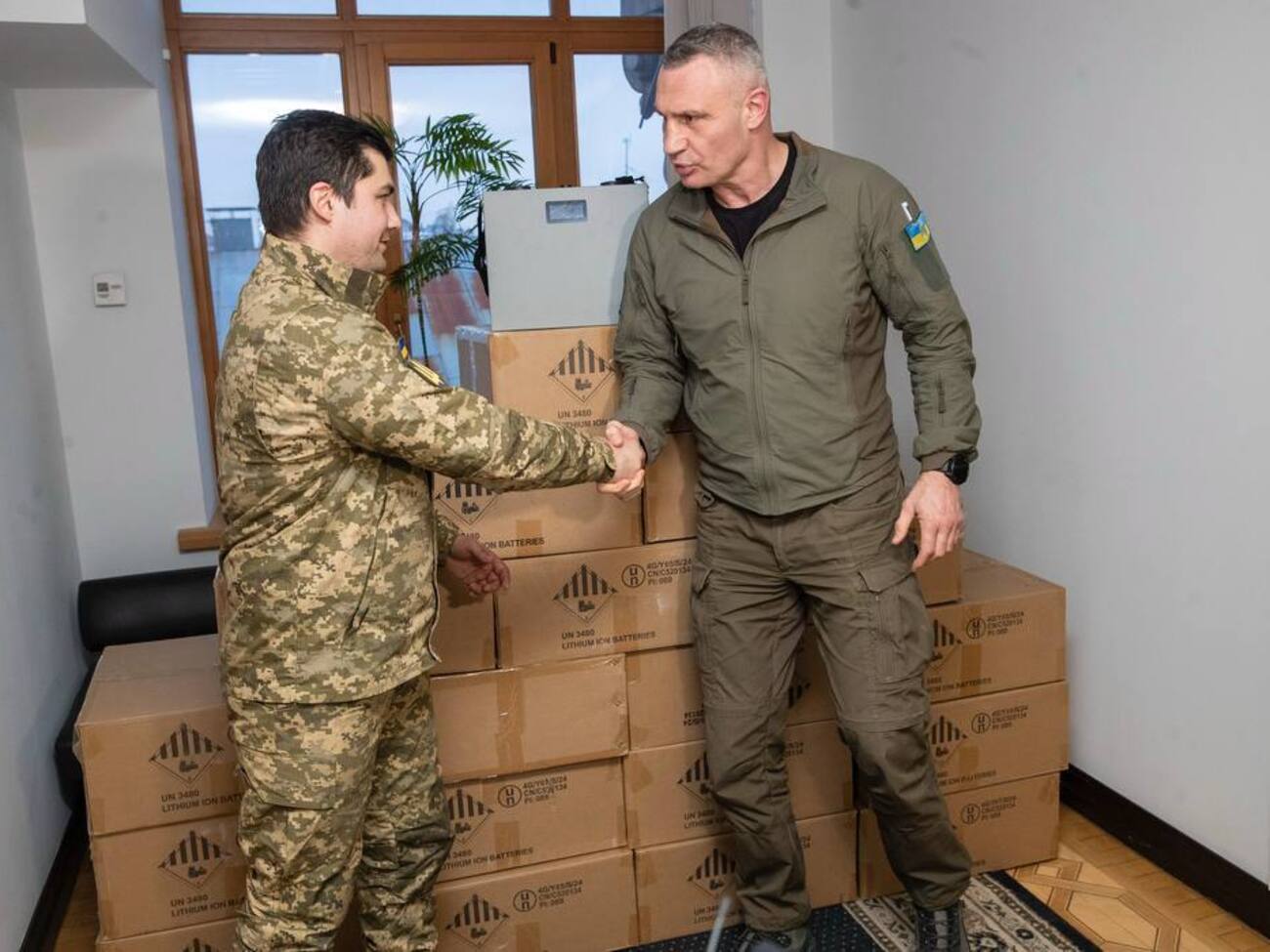 Кличко передав ЗСУ зарядні станції, які закупили меценати