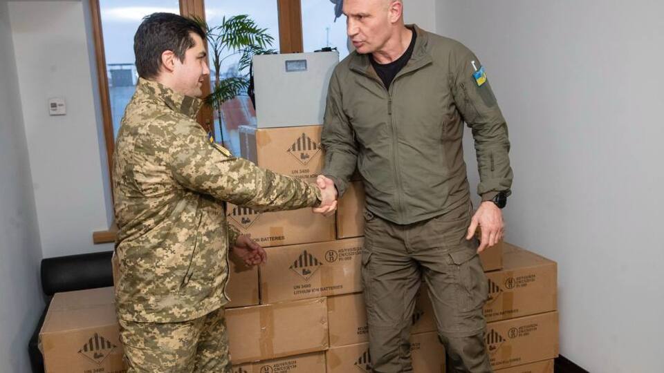 Кличко передал ВСУ зарядные станции, закупленные меценатами