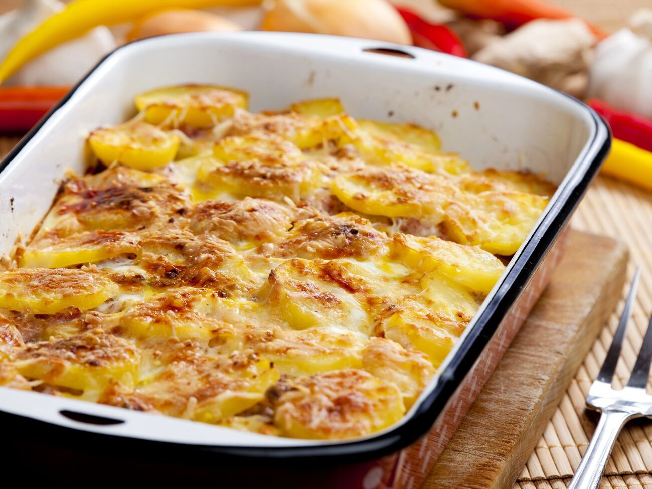 Кроме мяса и ананасов, для запеканки понадобится майонез и сыр