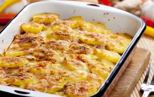 Кроме мяса и ананасов, для запеканки понадобится майонез и сыр