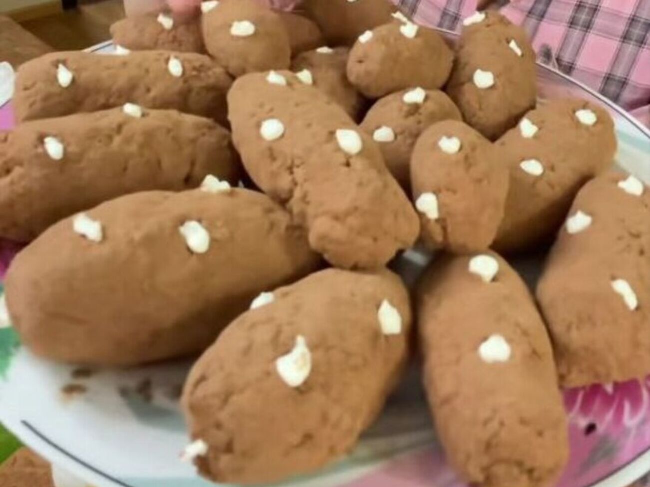 Для десерту знадобиться 150–200 г невареного згущеного молока