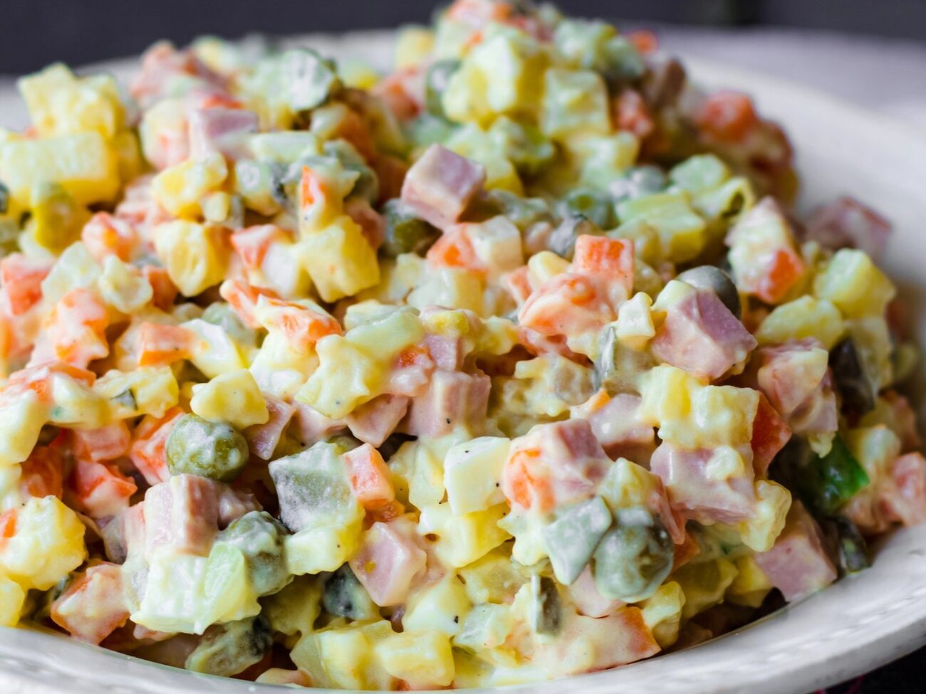 Для салата возьмите два соленых и два свежих огурца