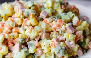 Для салата возьмите два соленых и два свежих огурца