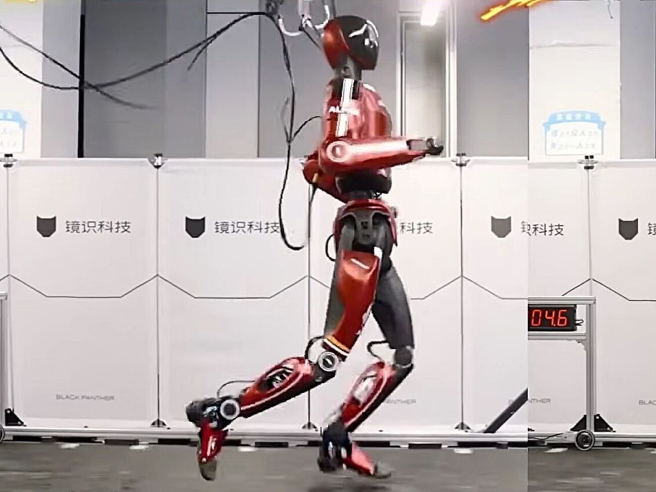 Во время видеодемонстрации робот соревновался с человеком на беговой дорожке