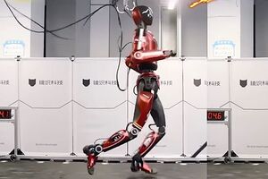 Під час відеодемонстрації робот змагався з людиною на біговій доріжці