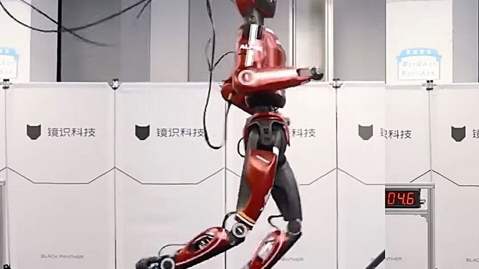 Во время видеодемонстрации робот соревновался с человеком на беговой дорожке