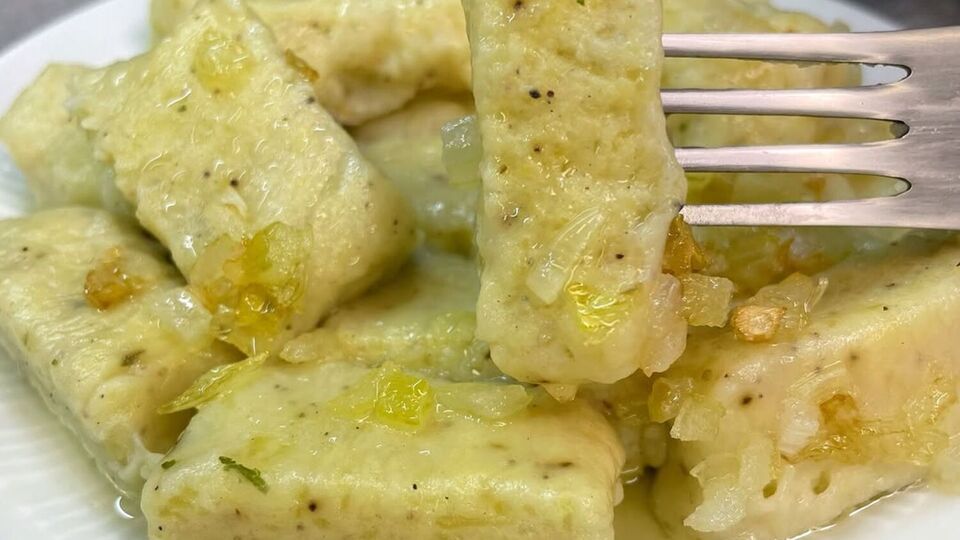 Сварите галушки в подсоленной воде и подавайте горячими с поджаренным луком и беконом