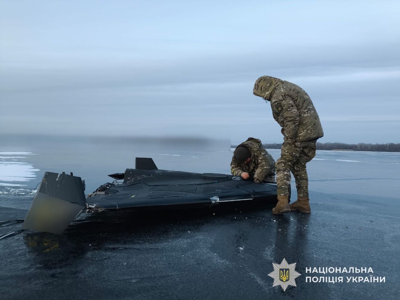 Российский дрон сел на лед на Днепре и не сдетонировал, его пришлось обезвреживать