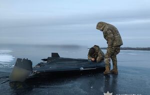 Российский дрон сел на лед на Днепре и не сдетонировал, его пришлось обезвреживать