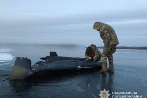 Российский дрон сел на лед на Днепре и не сдетонировал, его пришлось обезвреживать