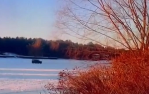 Під час катання на льоду Київського моря автомобіль провалився під лід і потонув